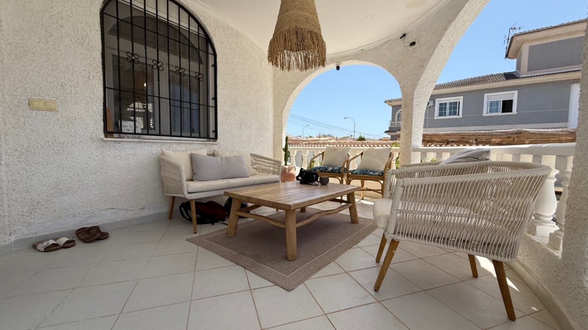 For sale - 3 Bedroom 3 Bathroom House - Detached Villa in Torrevieja - Torrevieja Centro  - Alicante