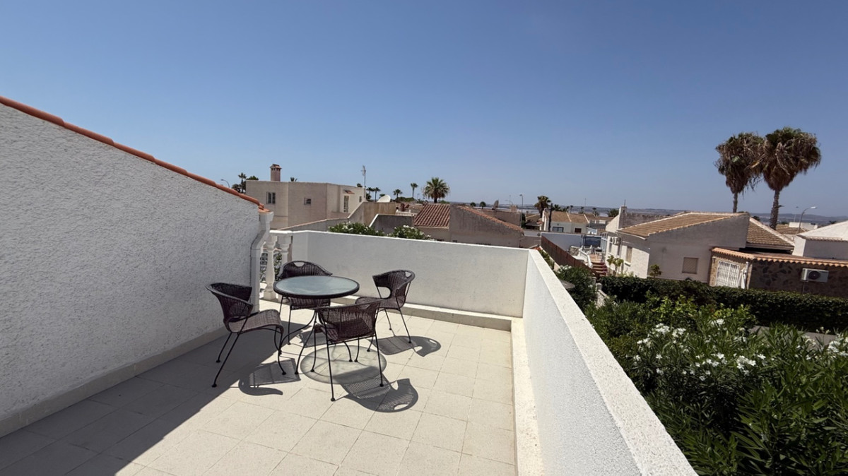 For sale - 3 Bedroom 3 Bathroom House - Detached Villa in Torrevieja - Torrevieja Centro  - Alicante