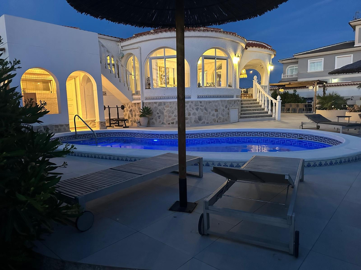 For sale - 3 Bedroom 3 Bathroom House - Detached Villa in Torrevieja - Torrevieja Centro  - Alicante