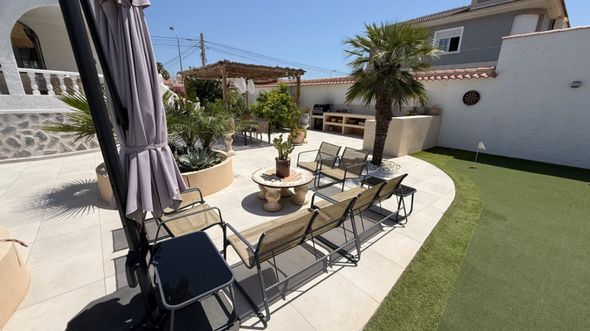 For sale - 3 Bedroom 3 Bathroom House - Detached Villa in Torrevieja - Torrevieja Centro  - Alicante