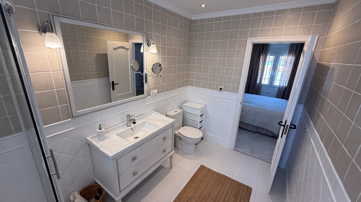 For sale - 3 Bedroom 3 Bathroom House - Detached Villa in Torrevieja - Torrevieja Centro  - Alicante