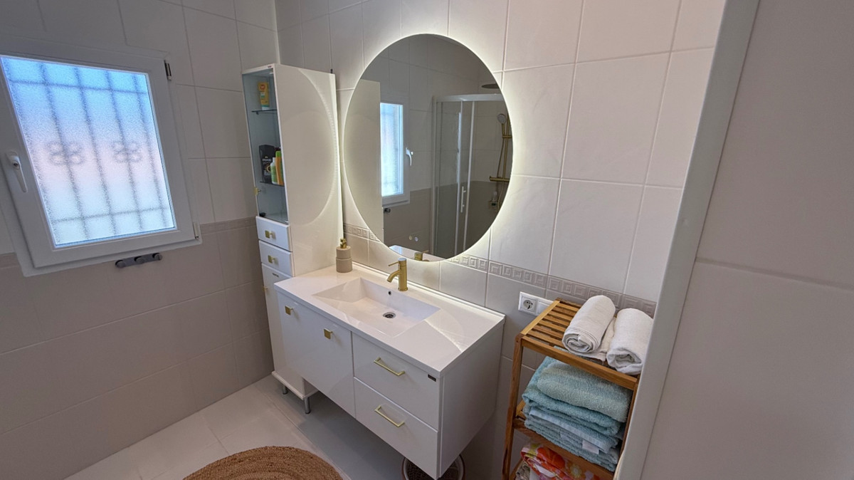 For sale - 3 Bedroom 3 Bathroom House - Detached Villa in Torrevieja - Torrevieja Centro  - Alicante
