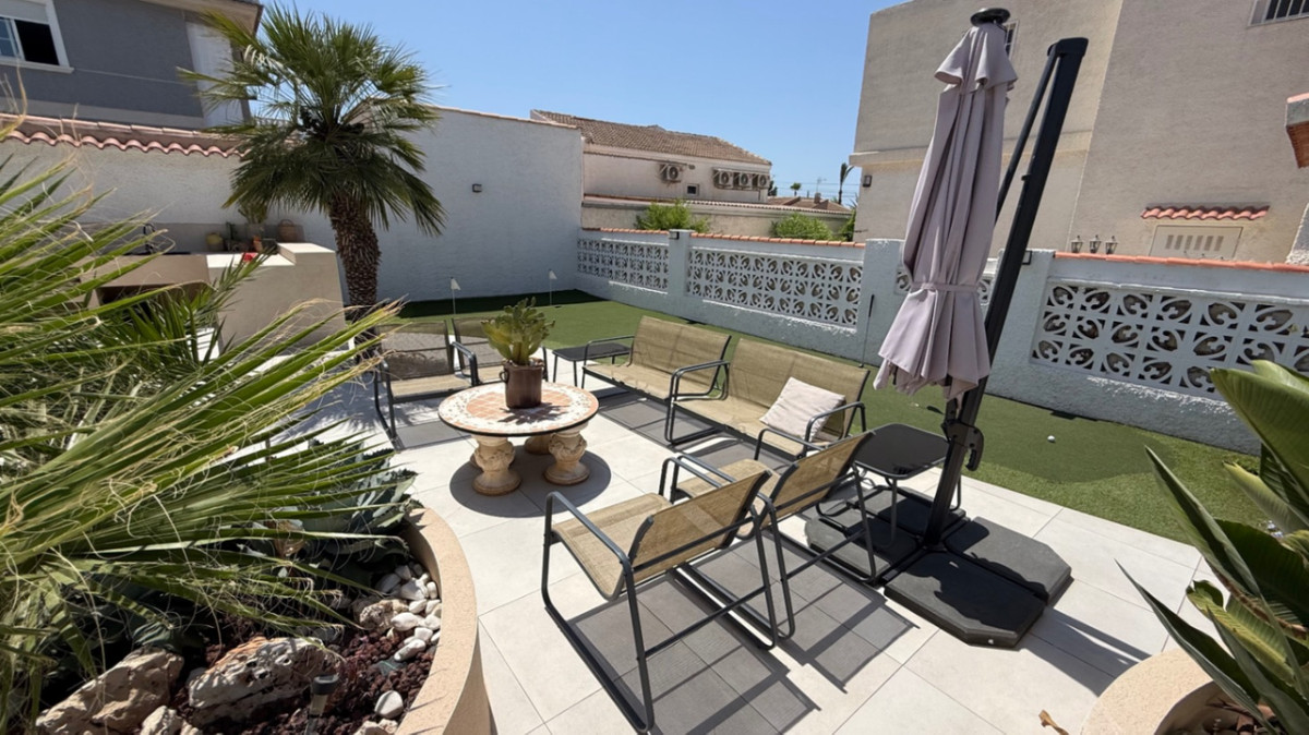 For sale - 3 Bedroom 3 Bathroom House - Detached Villa in Torrevieja - Torrevieja Centro  - Alicante