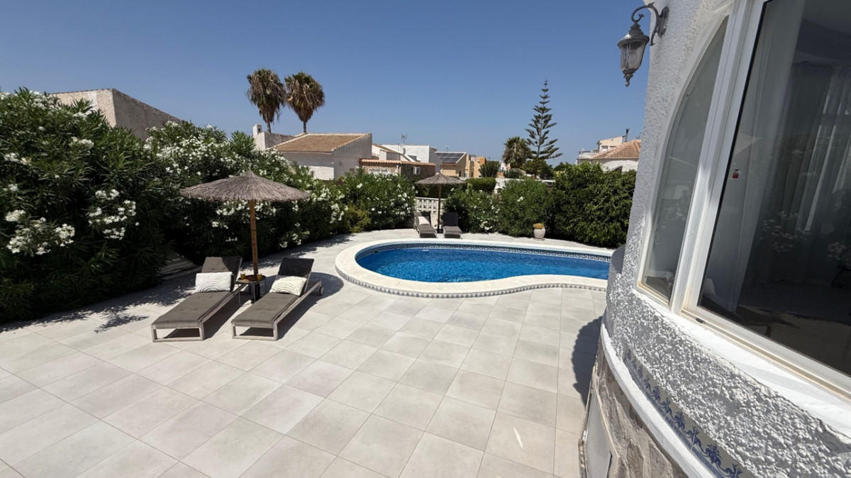 For sale - 3 Bedroom 3 Bathroom House - Detached Villa in Torrevieja - Torrevieja Centro  - Alicante