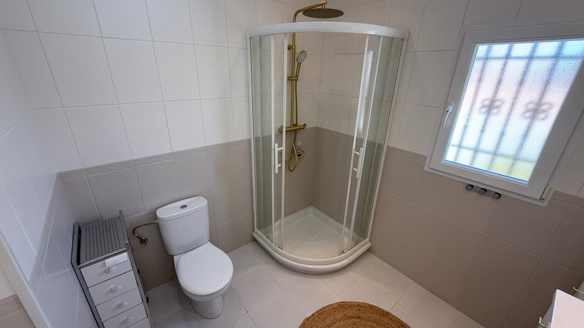 For sale - 3 Bedroom 3 Bathroom House - Detached Villa in Torrevieja - Torrevieja Centro  - Alicante