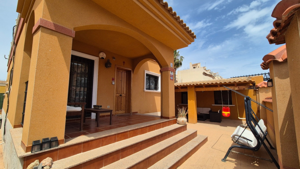 For sale - 2 Bedroom 2 Bathroom House - Detached Villa in Torrevieja - Torrevieja Centro  - Alicante
