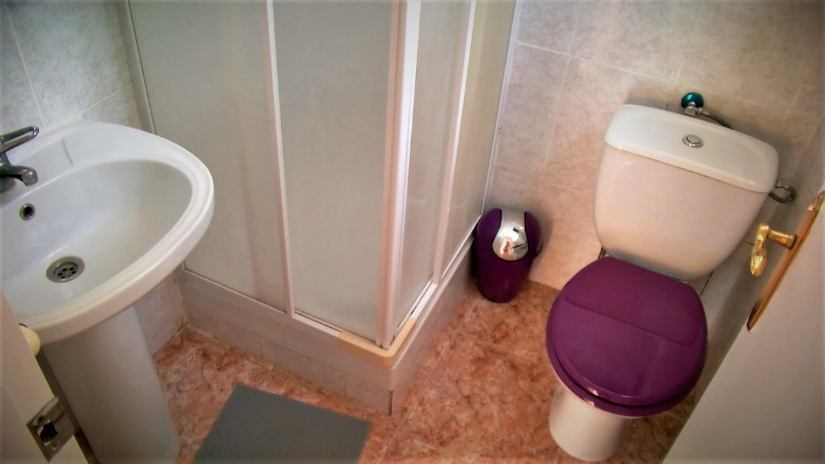 For sale - 7 Bedroom 2 Bathroom House - Detached Villa in Torrevieja - Torrevieja Centro  - Alicante