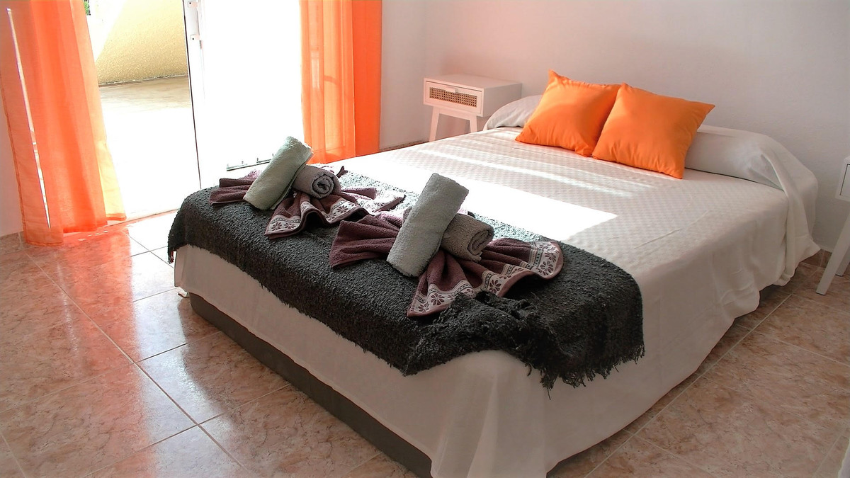 For sale - 7 Bedroom 2 Bathroom House - Detached Villa in Torrevieja - Torrevieja Centro  - Alicante