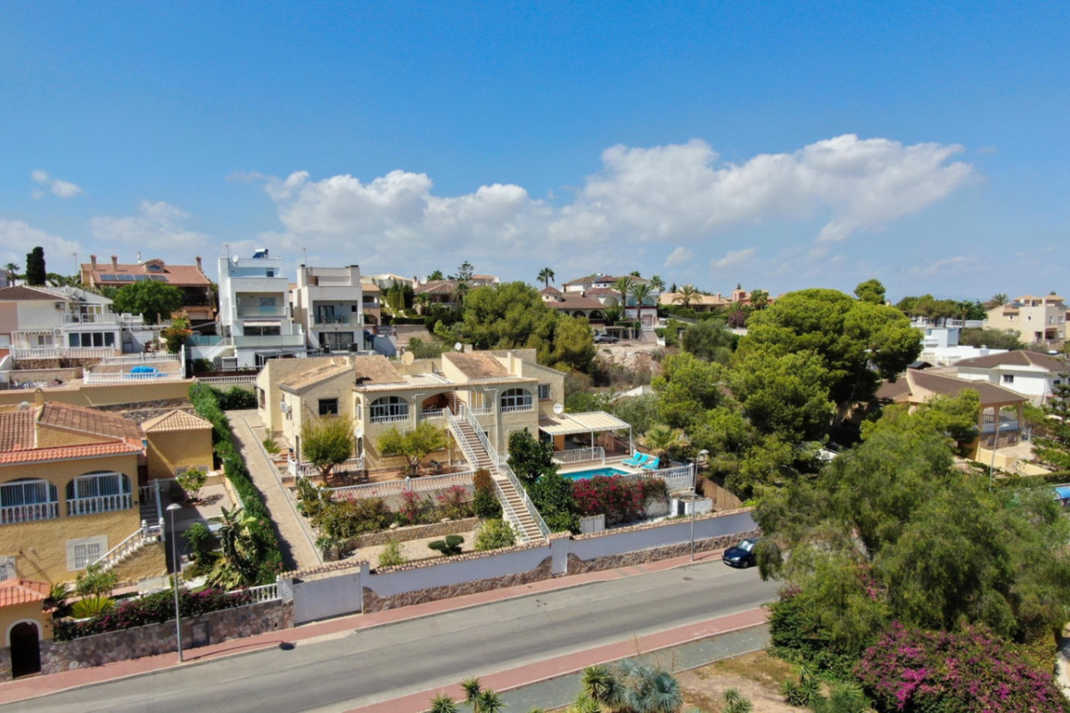 For sale - 7 Bedroom 2 Bathroom House - Detached Villa in Torrevieja - Torrevieja Centro  - Alicante