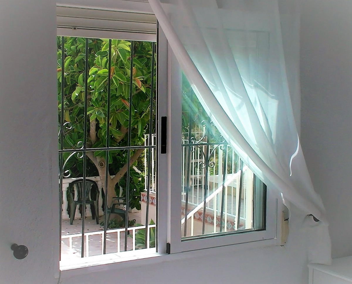 For sale - 7 Bedroom 2 Bathroom House - Detached Villa in Torrevieja - Torrevieja Centro  - Alicante