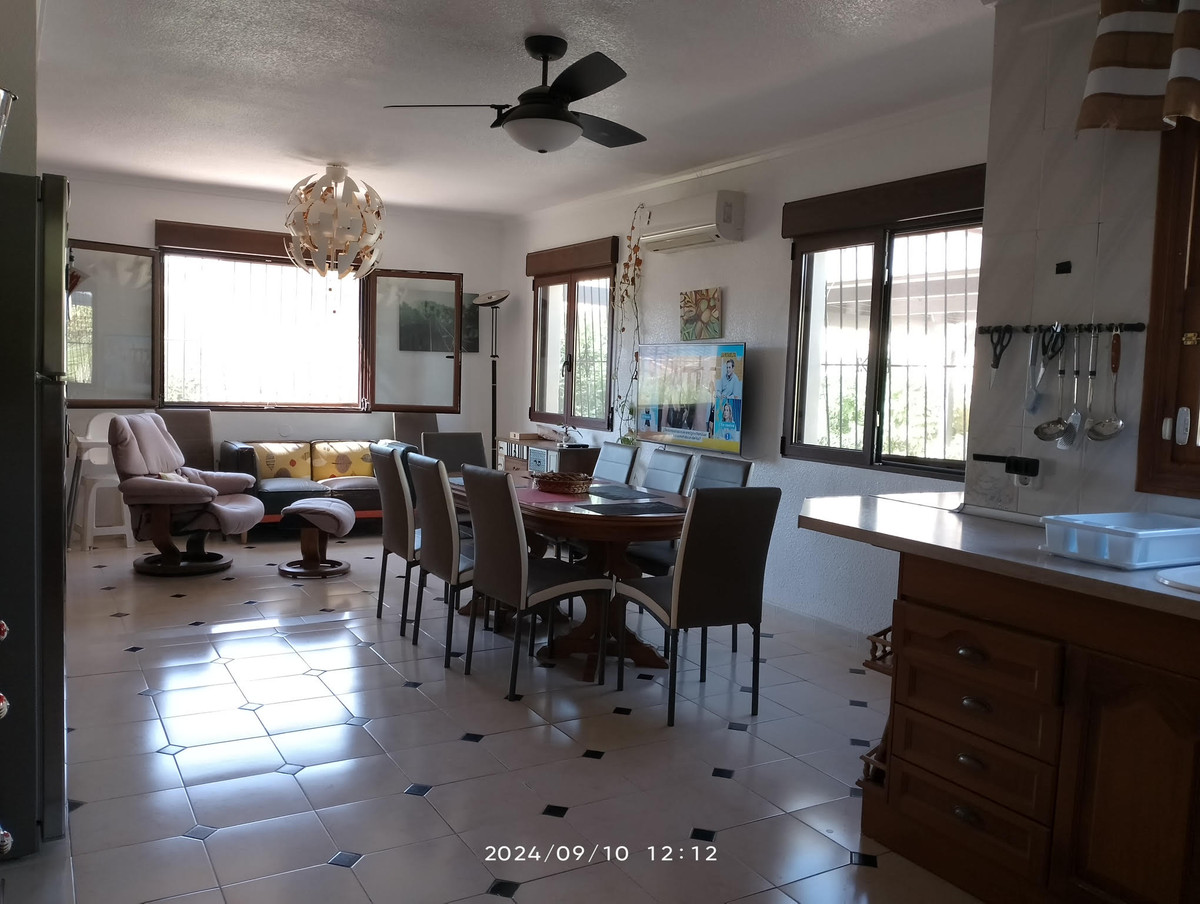 For sale - 7 Bedroom 2 Bathroom House - Detached Villa in Torrevieja - Torrevieja Centro  - Alicante