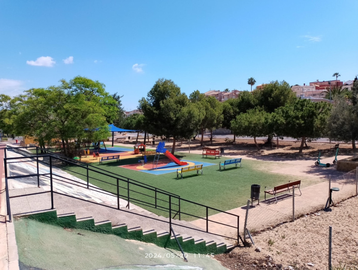 For sale - 7 Bedroom 2 Bathroom House - Detached Villa in Torrevieja - Torrevieja Centro  - Alicante