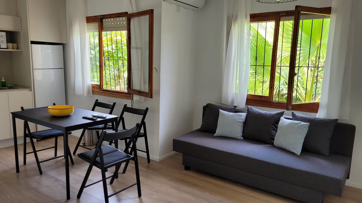 For sale - 7 Bedroom 2 Bathroom House - Detached Villa in Torrevieja - Torrevieja Centro  - Alicante