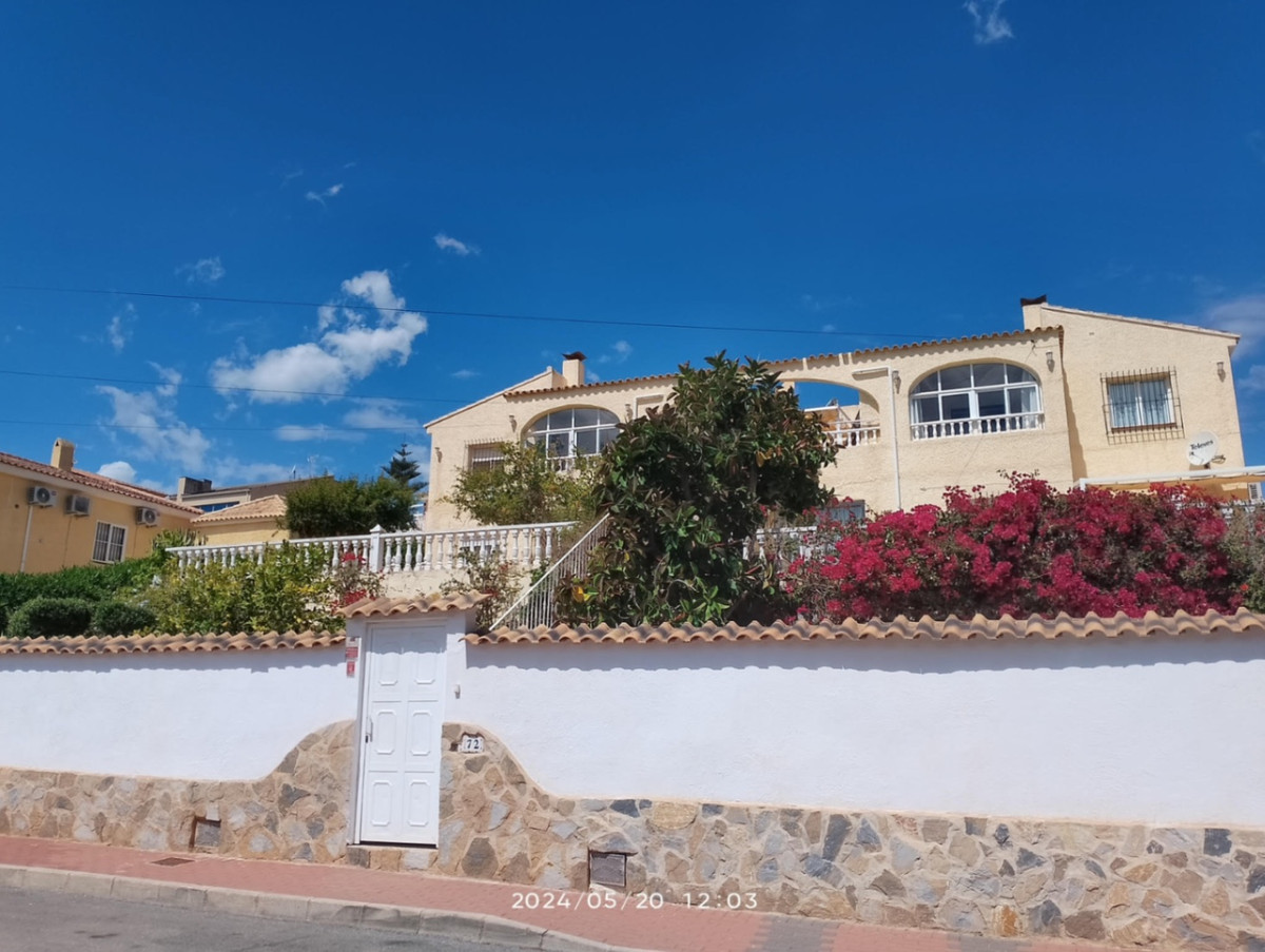 For sale - 7 Bedroom 2 Bathroom House - Detached Villa in Torrevieja - Torrevieja Centro  - Alicante
