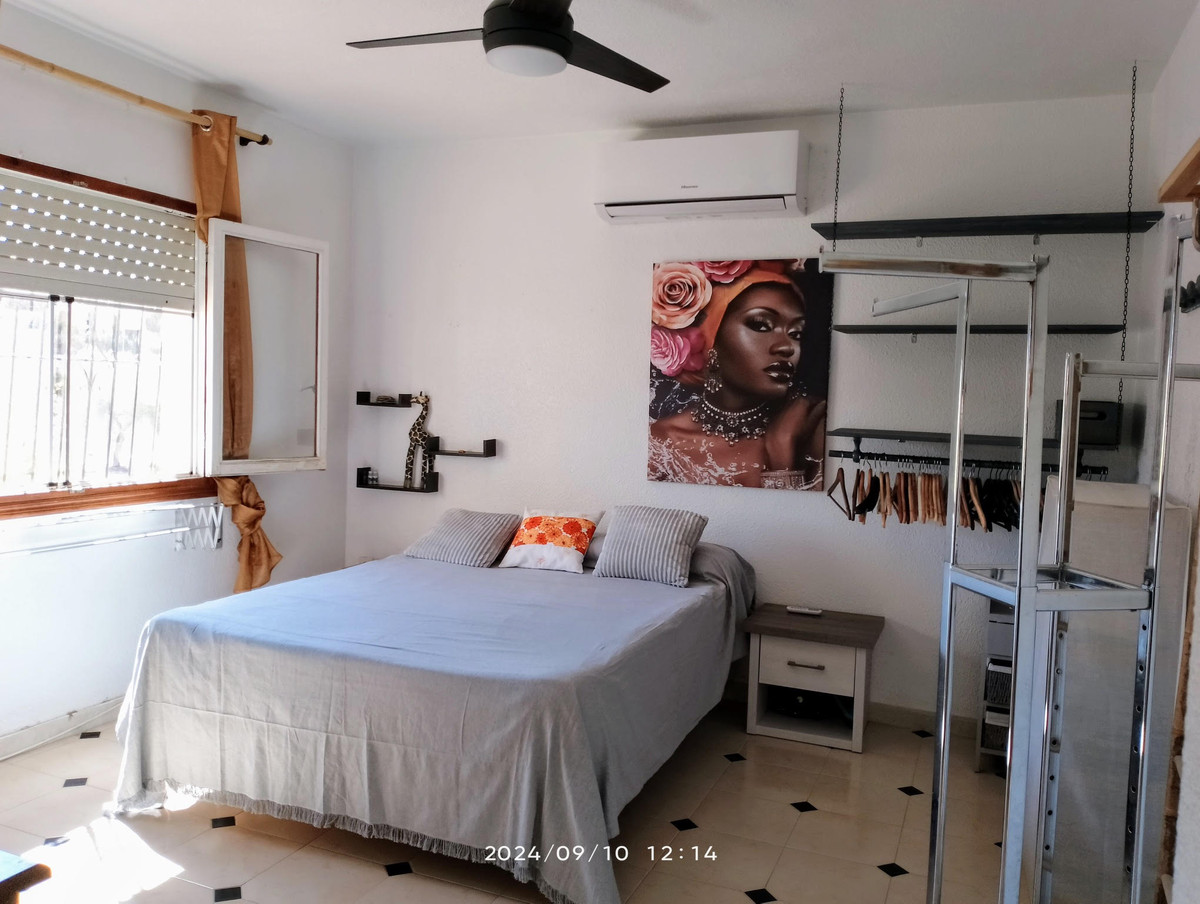 For sale - 7 Bedroom 2 Bathroom House - Detached Villa in Torrevieja - Torrevieja Centro  - Alicante