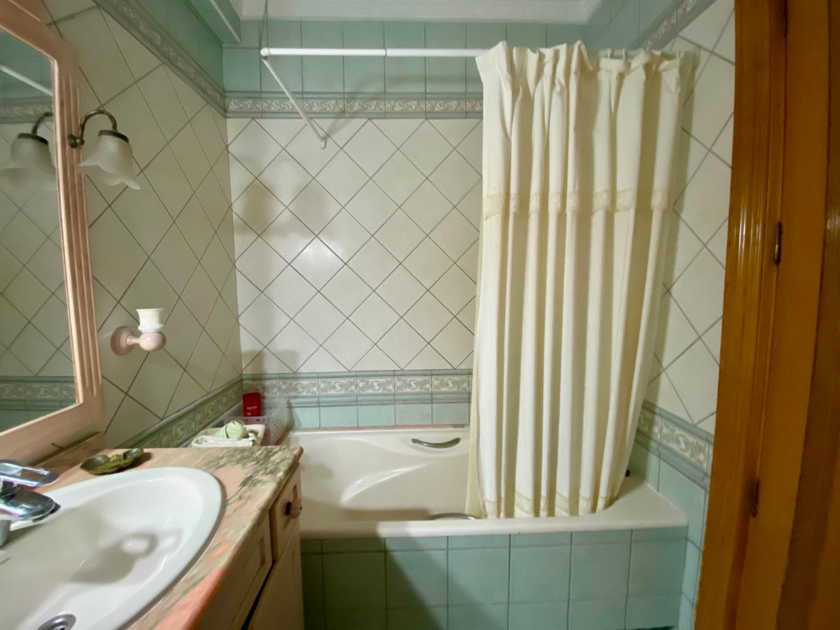 For sale - 3 Bedroom 2 Bathroom Apartment - Middle Floor Apartment in Torrevieja - Playa Del Cura  - Alicante