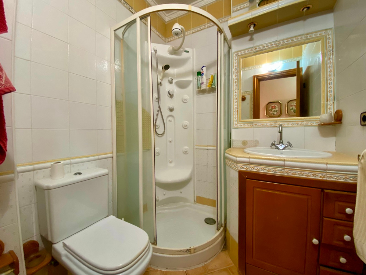 For sale - 3 Bedroom 2 Bathroom Apartment - Middle Floor Apartment in Torrevieja - Playa Del Cura  - Alicante