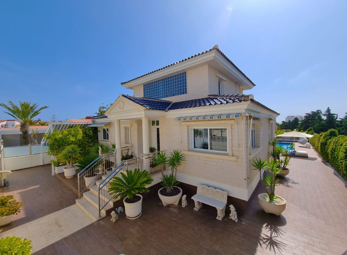 For sale - 5 Bedroom 5 Bathroom House - Detached Villa in Torrevieja - La Mata  - Alicante