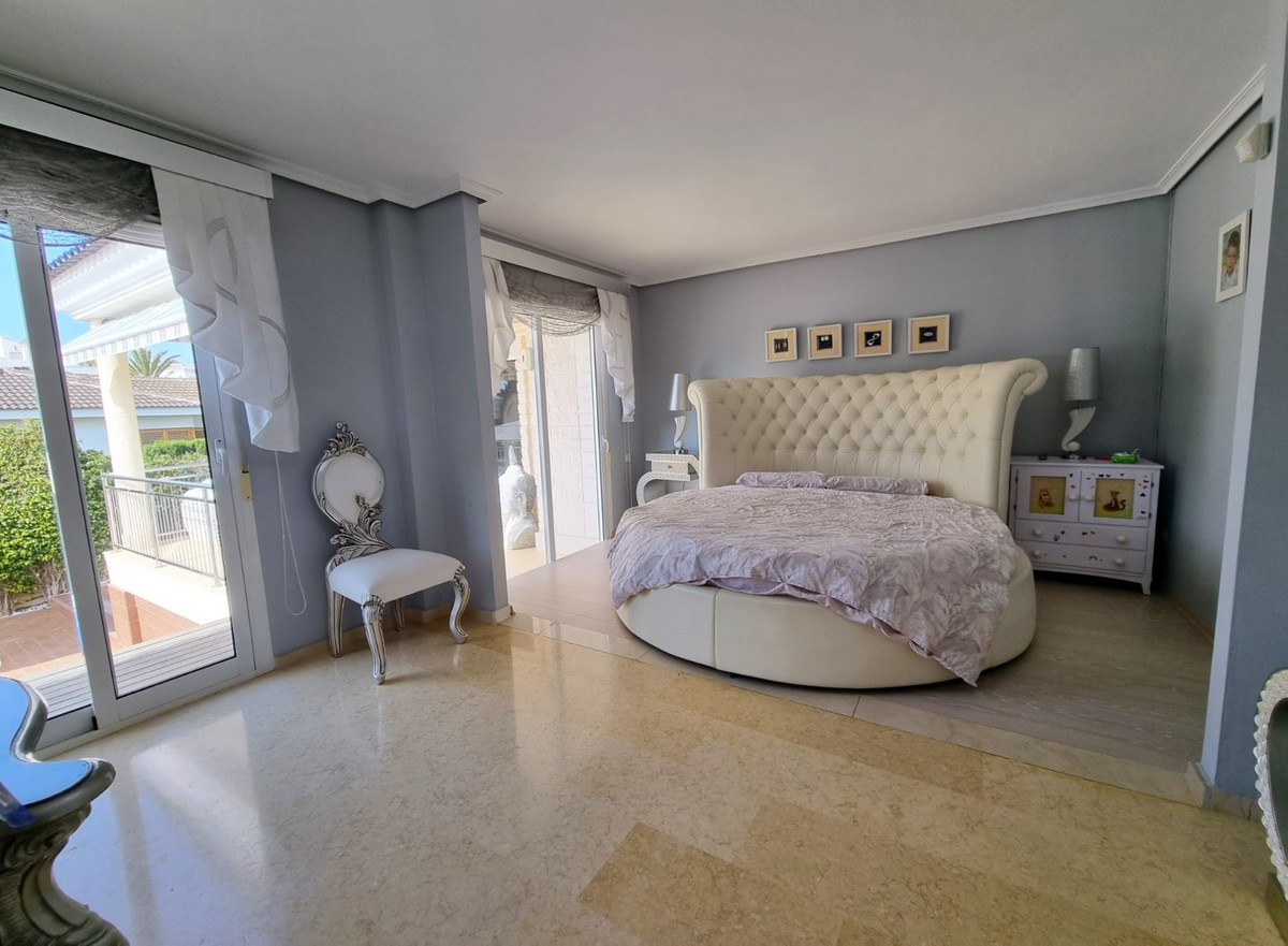 For sale - 5 Bedroom 5 Bathroom House - Detached Villa in Torrevieja - La Mata  - Alicante