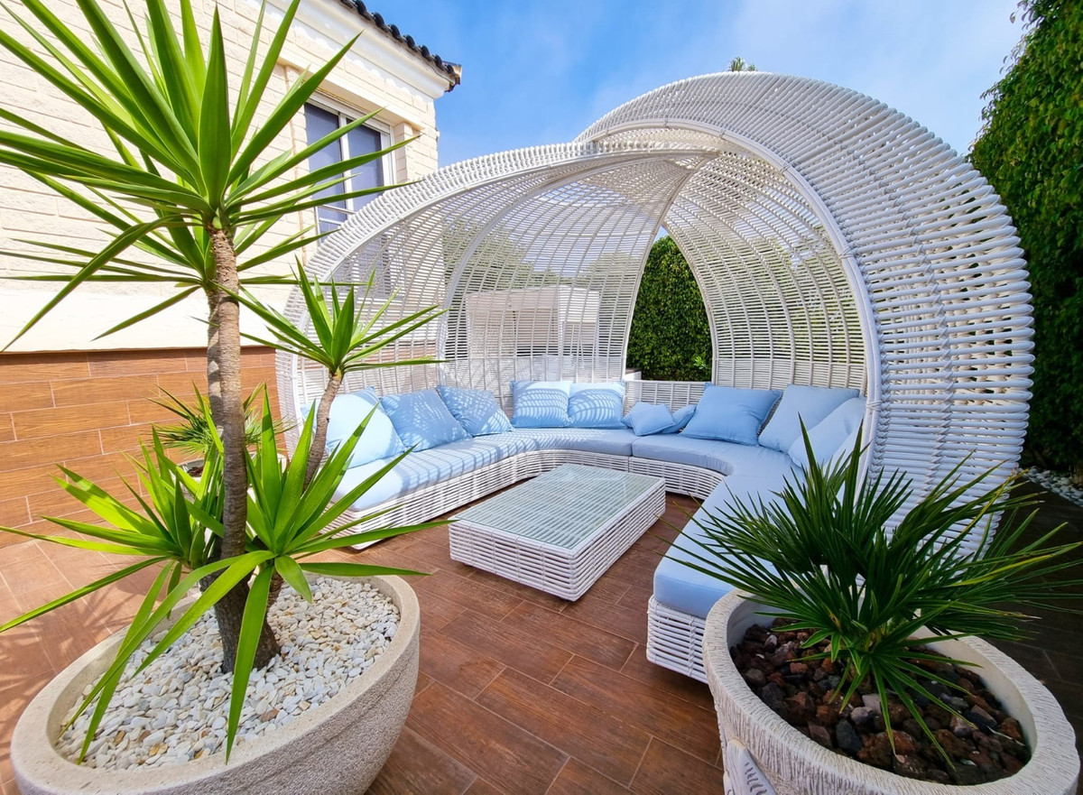 For sale - 5 Bedroom 5 Bathroom House - Detached Villa in Torrevieja - La Mata  - Alicante