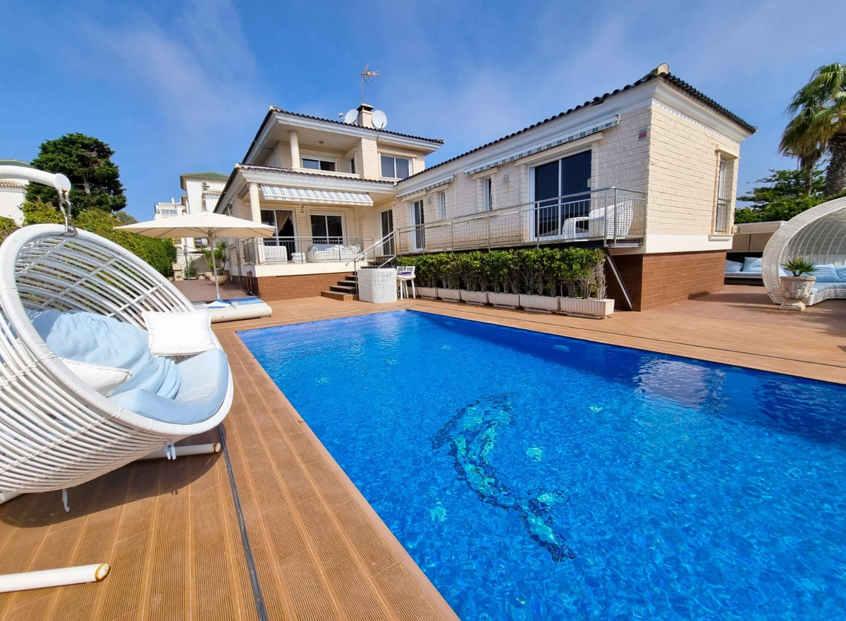 For sale - 5 Bedroom 5 Bathroom House - Detached Villa in Torrevieja - La Mata  - Alicante