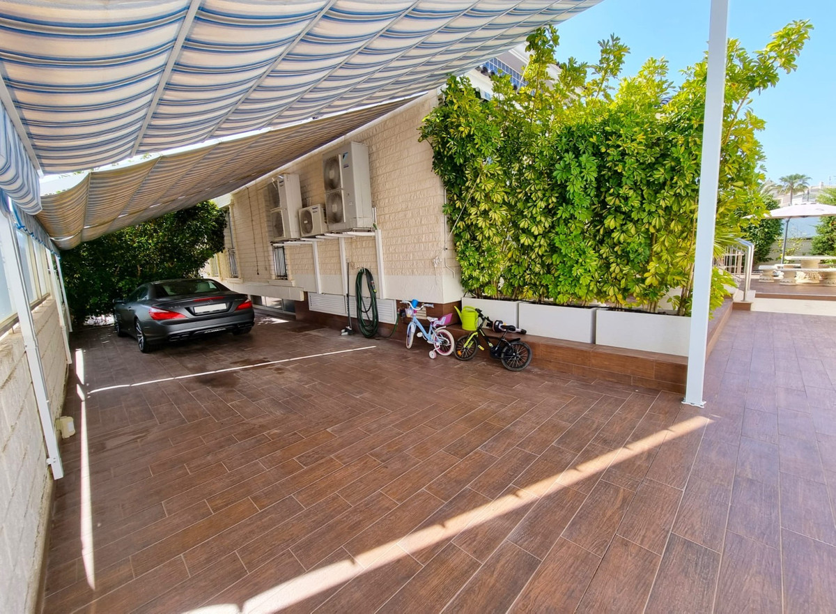 For sale - 5 Bedroom 5 Bathroom House - Detached Villa in Torrevieja - La Mata  - Alicante