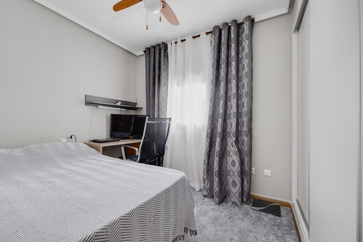 For sale - 3 Bedroom 2 Bathroom Apartment - Middle Floor Apartment in Torrevieja - Torrevieja Centro  - Alicante