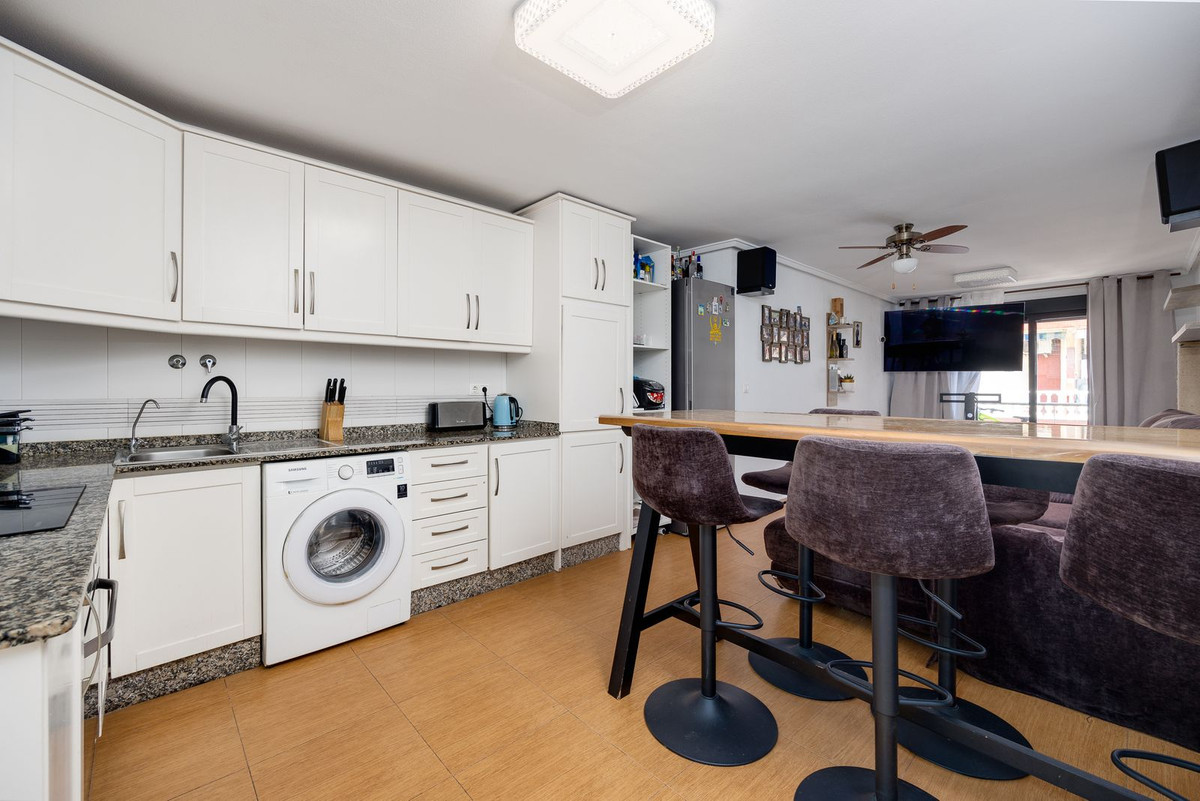 For sale - 3 Bedroom 2 Bathroom Apartment - Middle Floor Apartment in Torrevieja - Torrevieja Centro  - Alicante