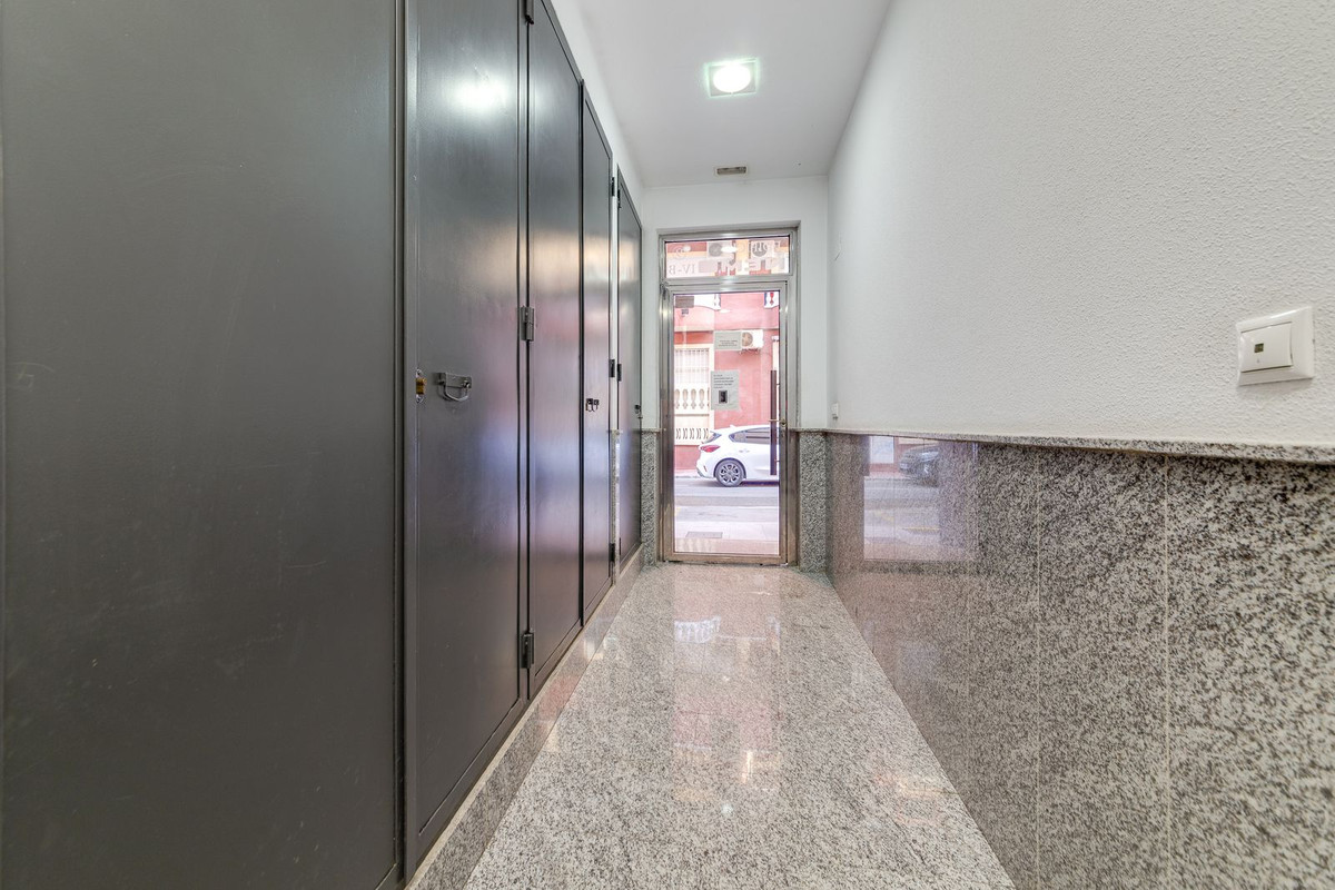 For sale - 3 Bedroom 2 Bathroom Apartment - Middle Floor Apartment in Torrevieja - Torrevieja Centro  - Alicante