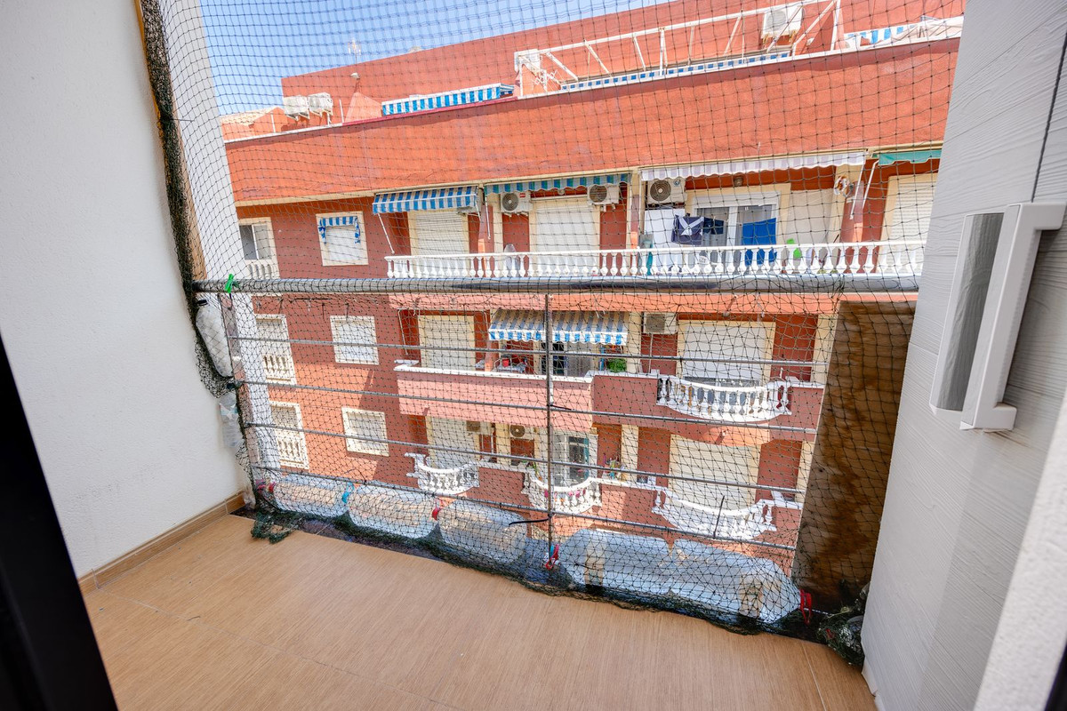 For sale - 3 Bedroom 2 Bathroom Apartment - Middle Floor Apartment in Torrevieja - Torrevieja Centro  - Alicante