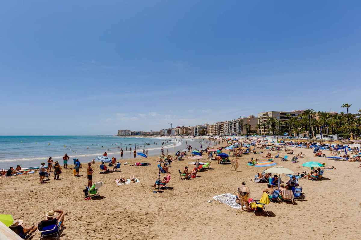 For sale - 3 Bedroom 2 Bathroom Apartment - Middle Floor Apartment in Torrevieja - Torrevieja Centro  - Alicante