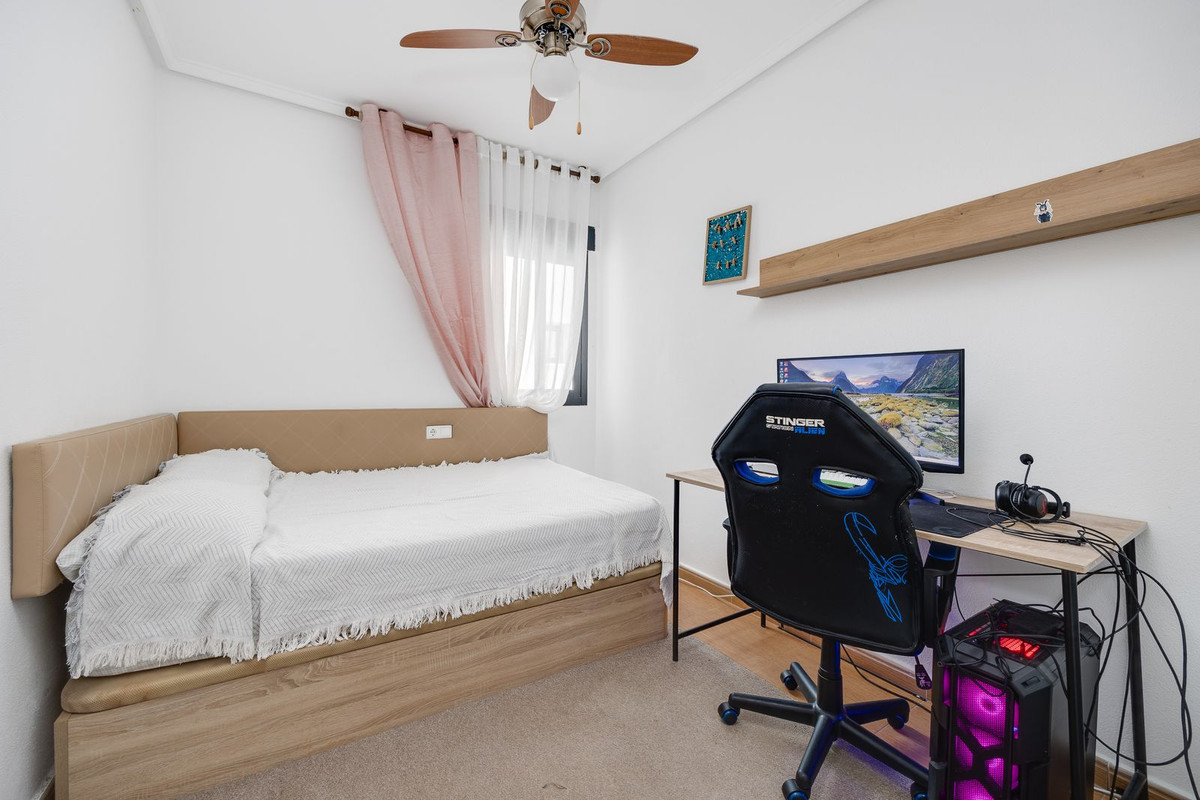 For sale - 3 Bedroom 2 Bathroom Apartment - Middle Floor Apartment in Torrevieja - Torrevieja Centro  - Alicante