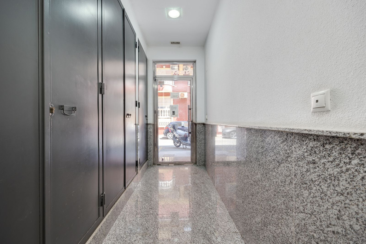 For sale - 3 Bedroom 2 Bathroom Apartment - Middle Floor Apartment in Torrevieja - Torrevieja Centro  - Alicante