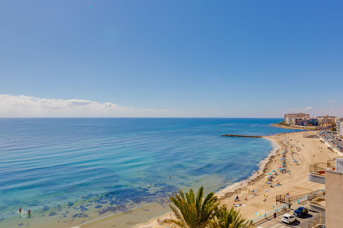For sale - 3 Bedroom 2 Bathroom Apartment - Middle Floor Apartment in Torrevieja - Torrevieja Centro  - Alicante
