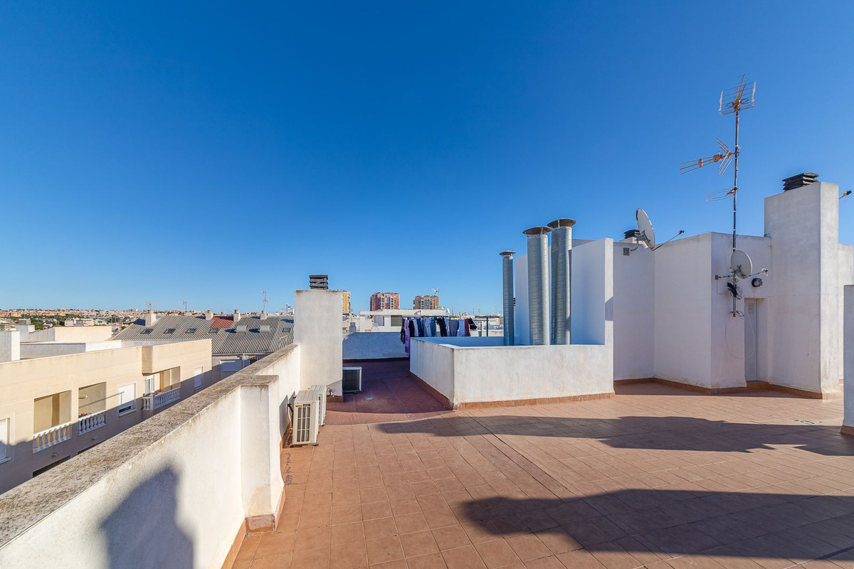 For sale - 3 Bedroom 2 Bathroom Apartment - Middle Floor Apartment in Torrevieja - Torrevieja Centro  - Alicante