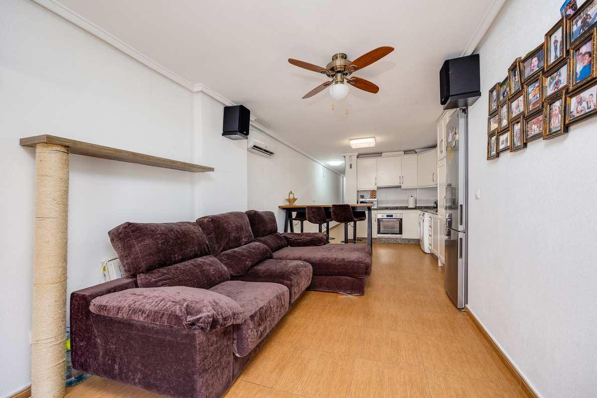 For sale - 3 Bedroom 2 Bathroom Apartment - Middle Floor Apartment in Torrevieja - Torrevieja Centro  - Alicante