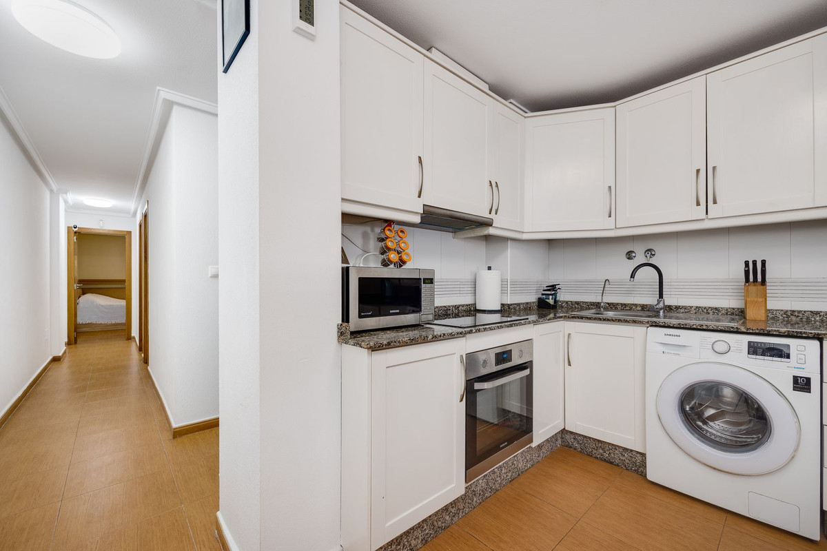 For sale - 3 Bedroom 2 Bathroom Apartment - Middle Floor Apartment in Torrevieja - Torrevieja Centro  - Alicante