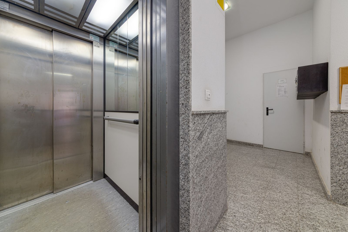 For sale - 3 Bedroom 2 Bathroom Apartment - Middle Floor Apartment in Torrevieja - Torrevieja Centro  - Alicante