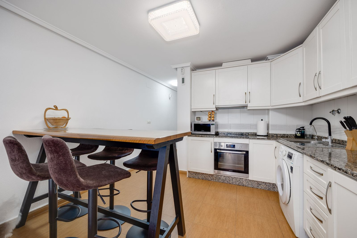 For sale - 3 Bedroom 2 Bathroom Apartment - Middle Floor Apartment in Torrevieja - Torrevieja Centro  - Alicante