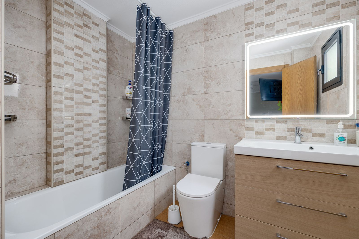 For sale - 3 Bedroom 2 Bathroom Apartment - Middle Floor Apartment in Torrevieja - Torrevieja Centro  - Alicante