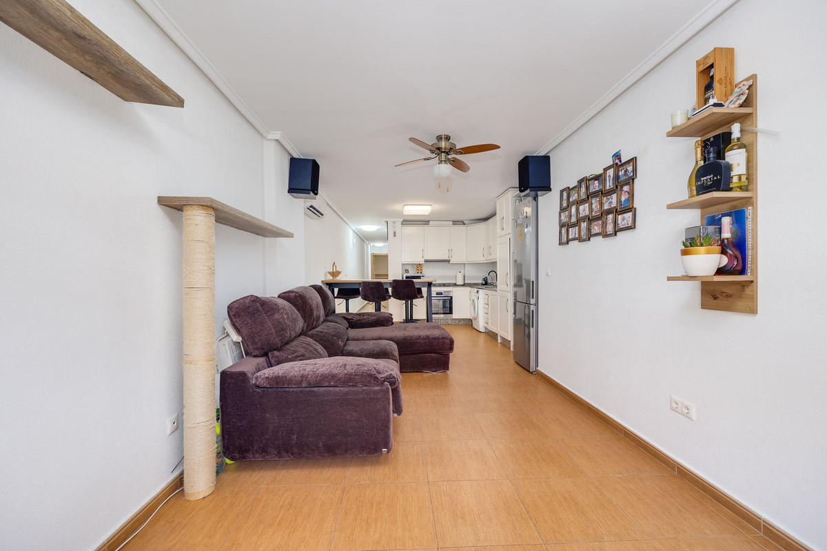 For sale - 3 Bedroom 2 Bathroom Apartment - Middle Floor Apartment in Torrevieja - Torrevieja Centro  - Alicante