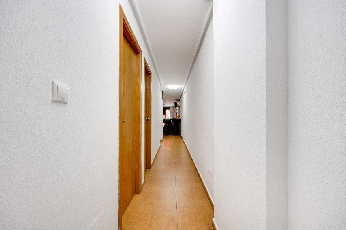 For sale - 3 Bedroom 2 Bathroom Apartment - Middle Floor Apartment in Torrevieja - Torrevieja Centro  - Alicante