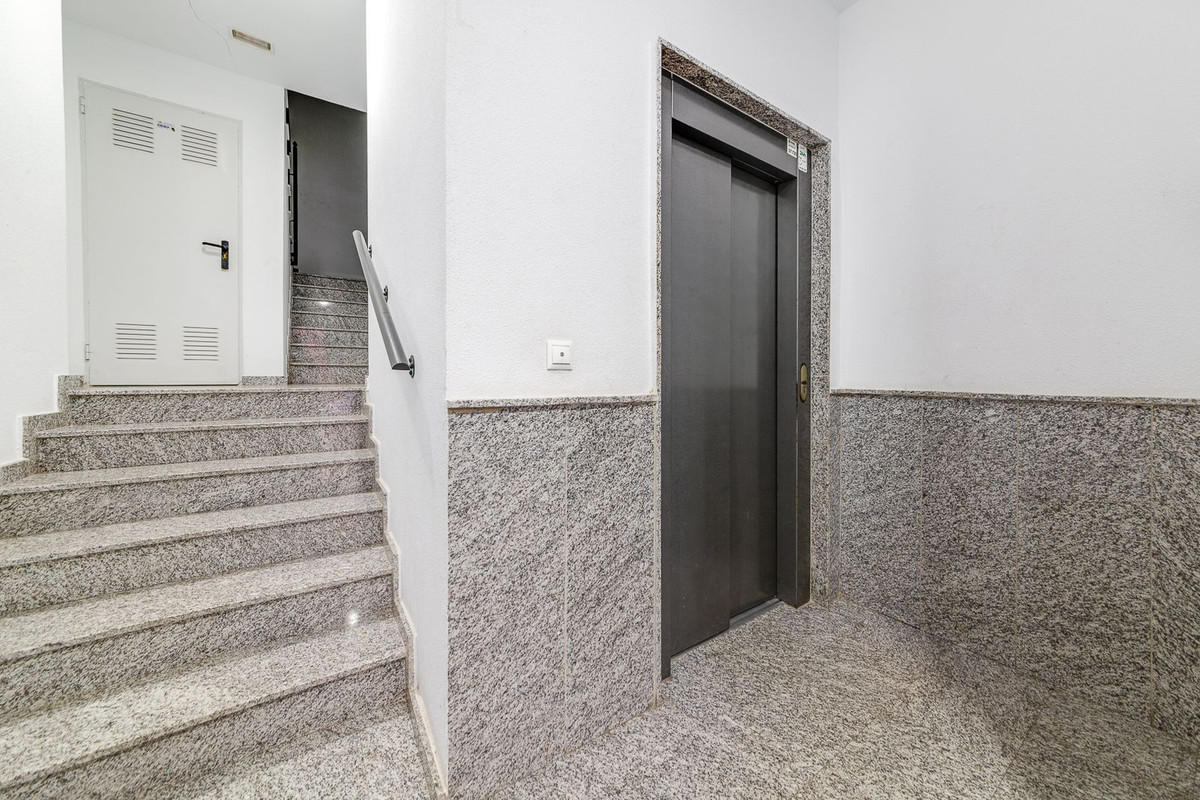 For sale - 3 Bedroom 2 Bathroom Apartment - Middle Floor Apartment in Torrevieja - Torrevieja Centro  - Alicante