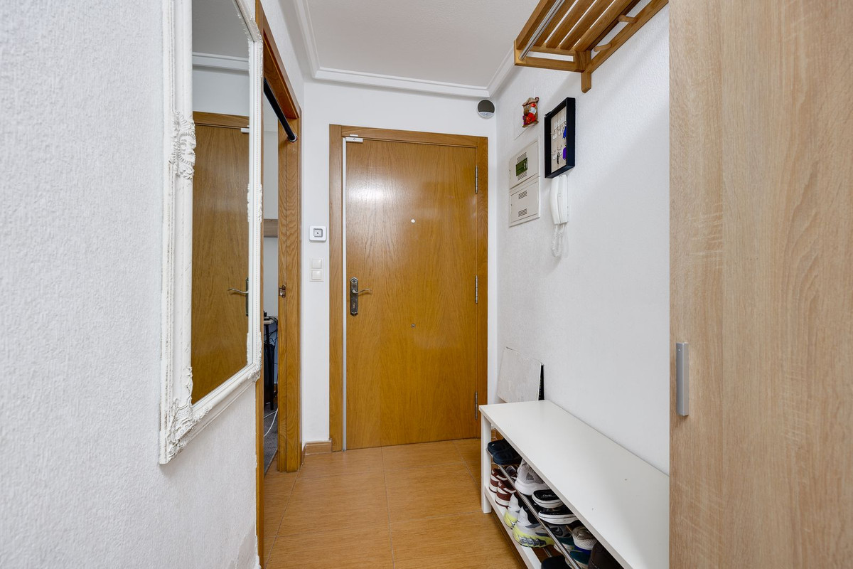 For sale - 3 Bedroom 2 Bathroom Apartment - Middle Floor Apartment in Torrevieja - Torrevieja Centro  - Alicante