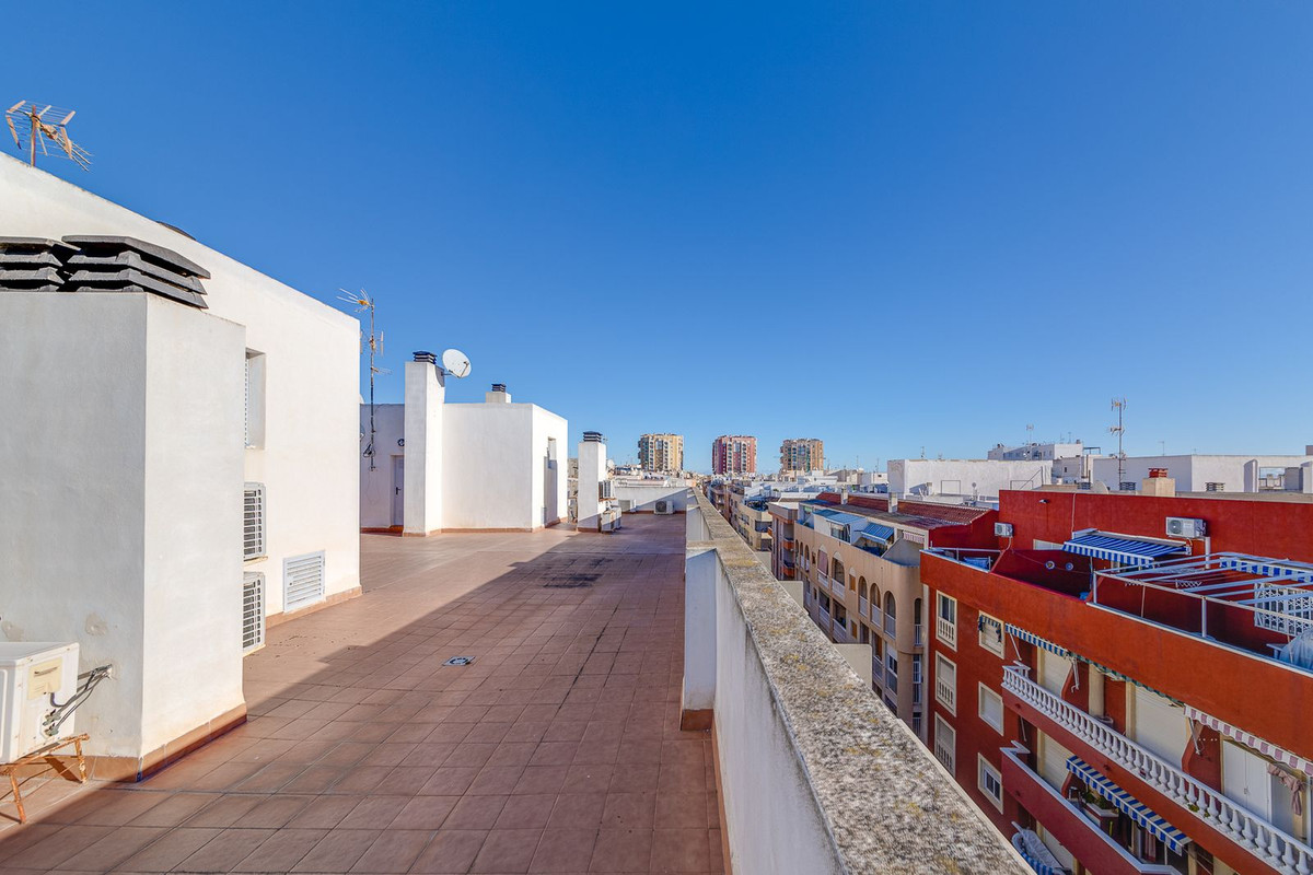 For sale - 3 Bedroom 2 Bathroom Apartment - Middle Floor Apartment in Torrevieja - Torrevieja Centro  - Alicante