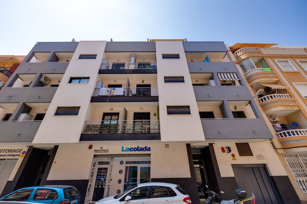 For sale - 3 Bedroom 2 Bathroom Apartment - Middle Floor Apartment in Torrevieja - Torrevieja Centro  - Alicante