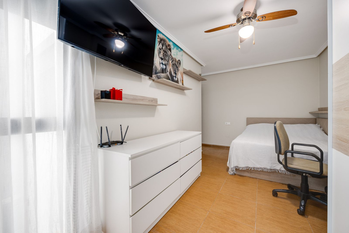 For sale - 3 Bedroom 2 Bathroom Apartment - Middle Floor Apartment in Torrevieja - Torrevieja Centro  - Alicante