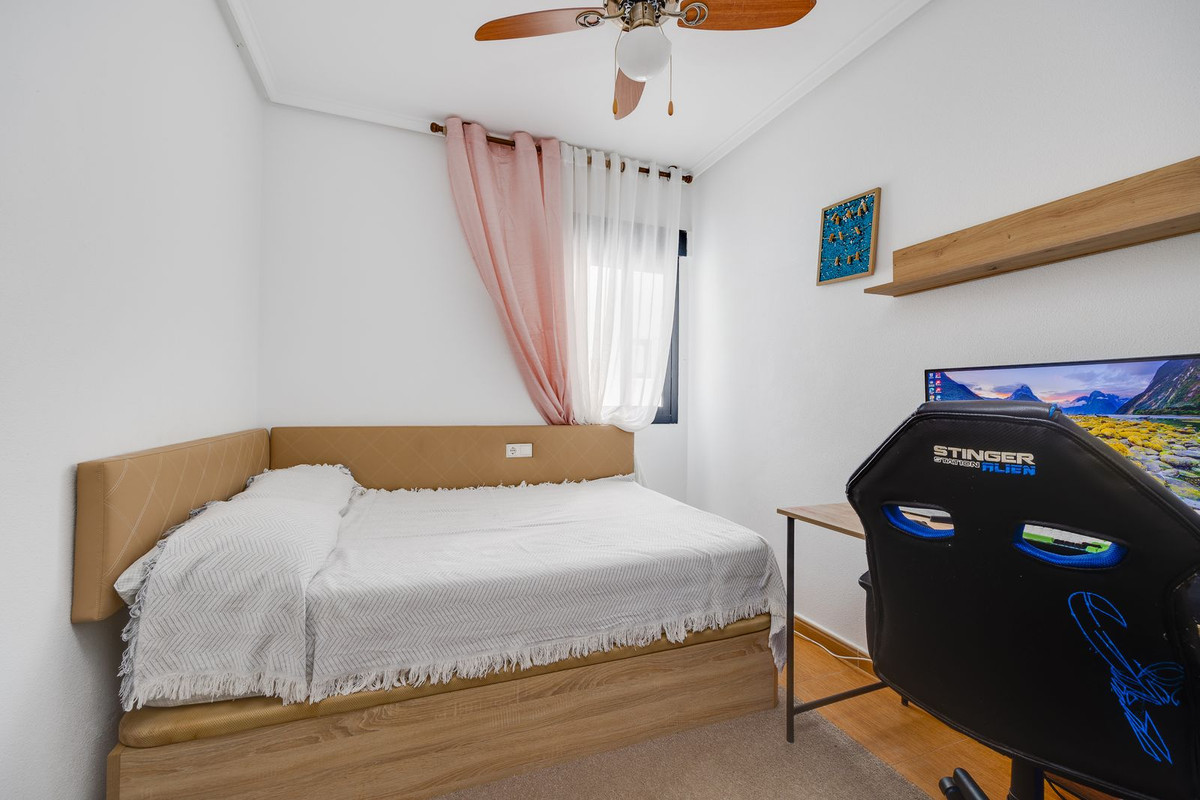 For sale - 3 Bedroom 2 Bathroom Apartment - Middle Floor Apartment in Torrevieja - Torrevieja Centro  - Alicante