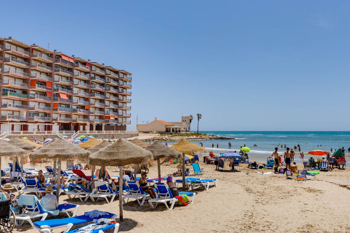 For sale - 3 Bedroom 2 Bathroom Apartment - Middle Floor Apartment in Torrevieja - Torrevieja Centro  - Alicante