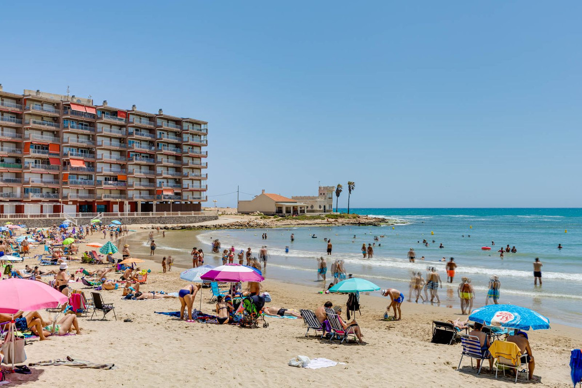 For sale - 3 Bedroom 2 Bathroom Apartment - Middle Floor Apartment in Torrevieja - Torrevieja Centro  - Alicante